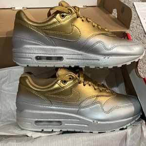Women's Nike Air Max Gold & Platinum 6.5